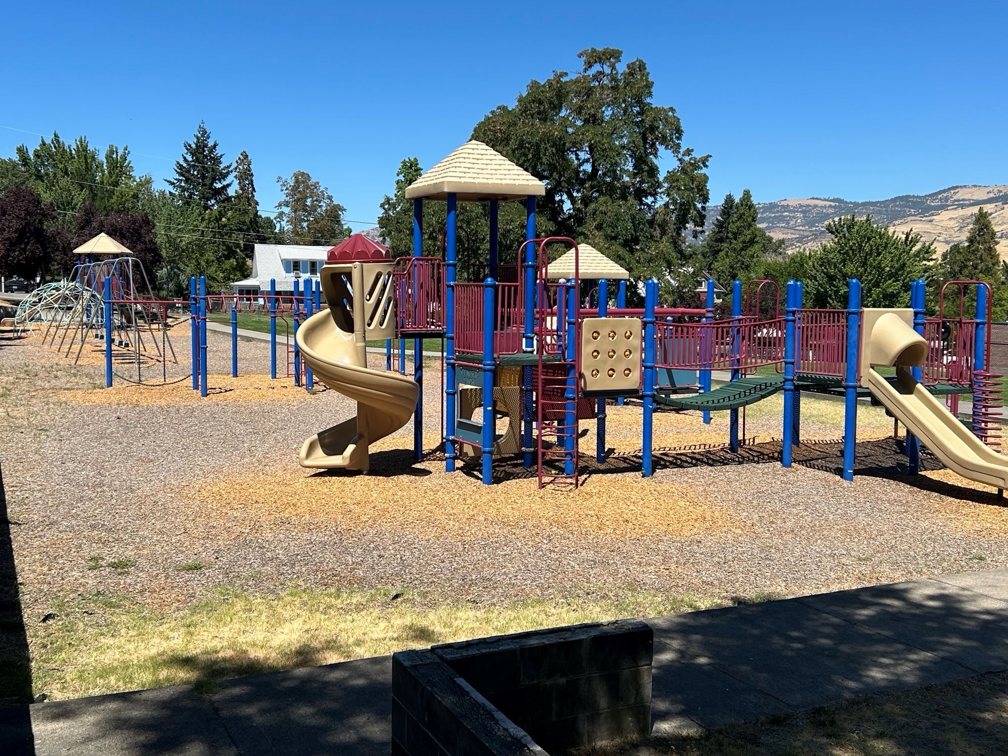 Briscoe Park_Play structure1