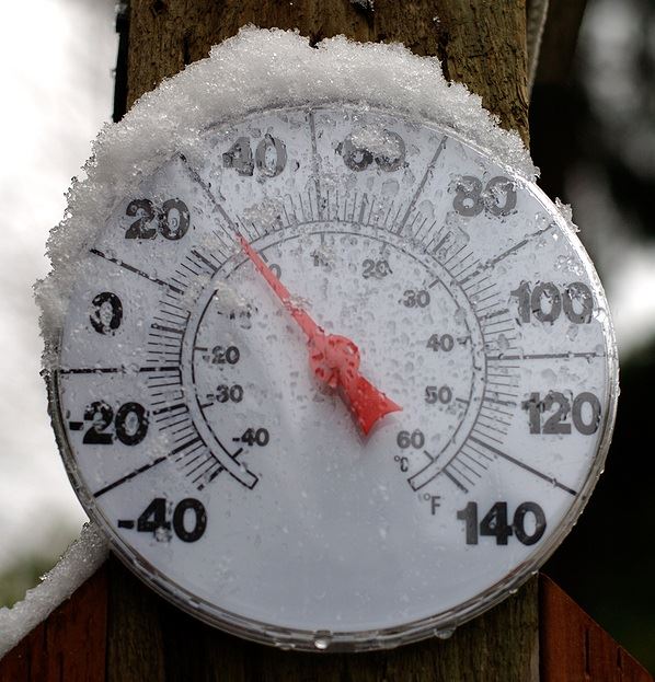 Therometer displaying cold temperatures 