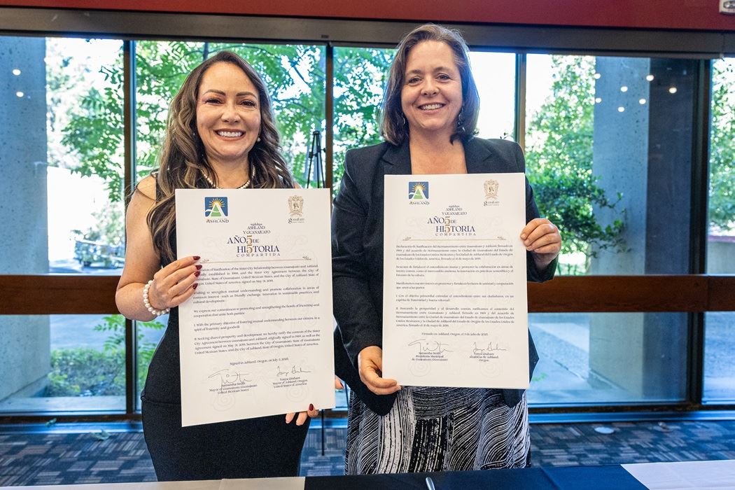 Mayors signing the Declaration 